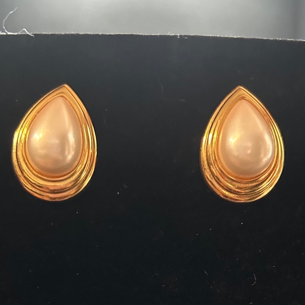 Marvella Vintage Gold Tone Faux Pearl Teardrop Stud Earrings Post Back Classic‎